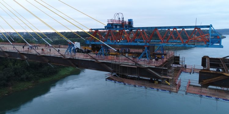 Vídeo mostra instalação da última aduela da Ponte da Integração, unindo Brasil ao Paraguai