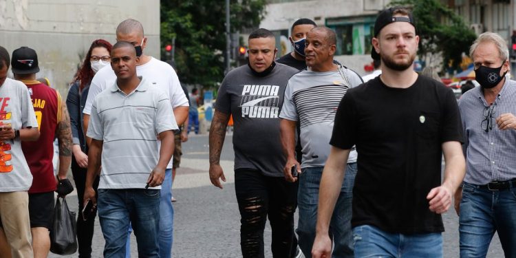 Cresce o número de brasileiros que não usam mais máscaras de proteção