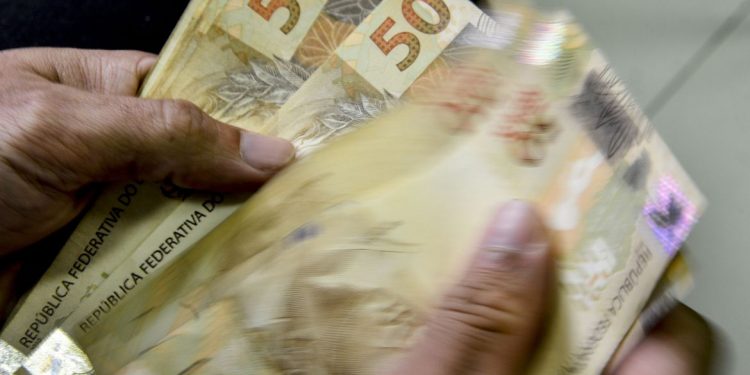 Orçamento de 2023 prevê salário mínimo de R$ 1.302