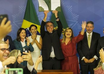 Presidente sanciona piso para enfermagem sem reajuste automático