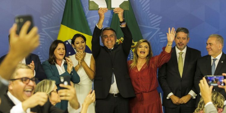 Presidente sanciona piso para enfermagem sem reajuste automático