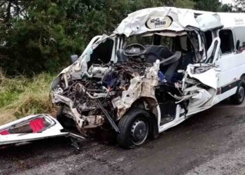 Caminhão arrastou van com educadores por cerca de 300 metros