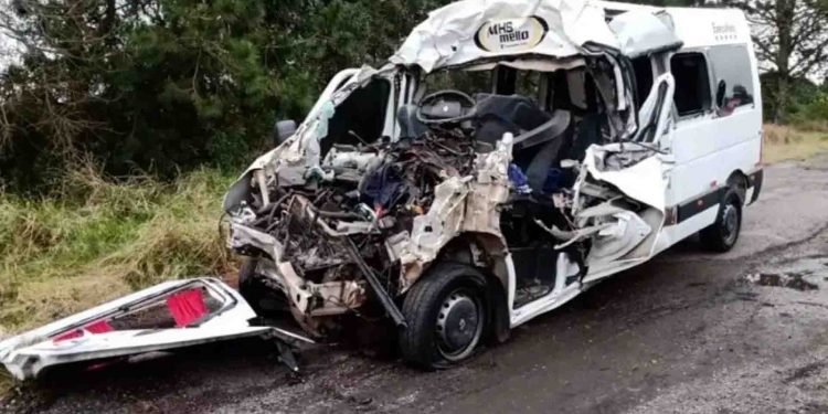 Caminhão arrastou van com educadores por cerca de 300 metros