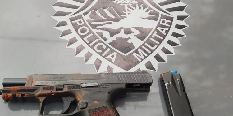 Homem é baleado em confronto com a polícia após roubo a condomínio