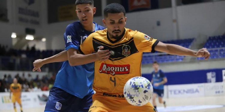Mandantes largam na frente nas oitavas de final da Liga Nacional de Futsal