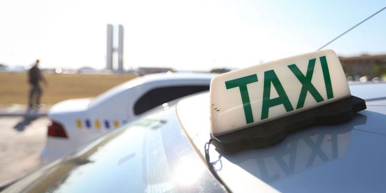 Auxílios Caminhoneiro e Taxista podem ser requeridos até 10 de outubro
