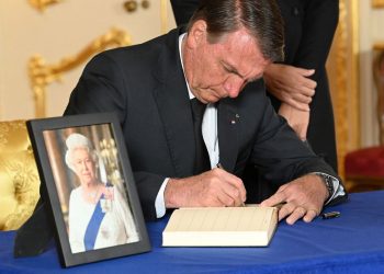 Presidente visita caixão da Rainha Elisabeth e presta condolências