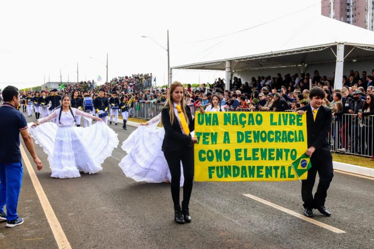 Imagens do desfile pelos 200 anos de Independência do Brasil
