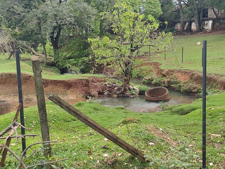 Moradores do Jardim Soledade temem que duto fluvial possa ceder