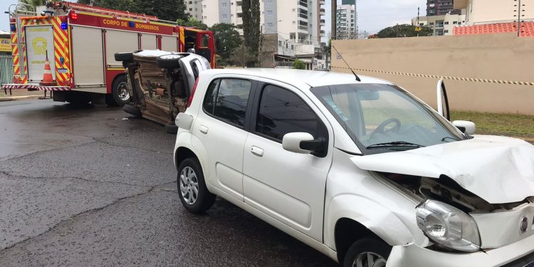Acidente entre dois veículos acontece em cruzamento no Maracanã