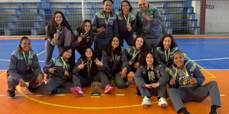 Basquete feminino de Foz termina com o vice campeonato do Sul-Brasileiro