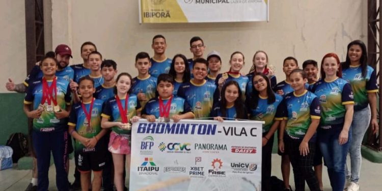 Equipe de badminton da Vila C garante medalhas no Circuito Paranaense da modalidade