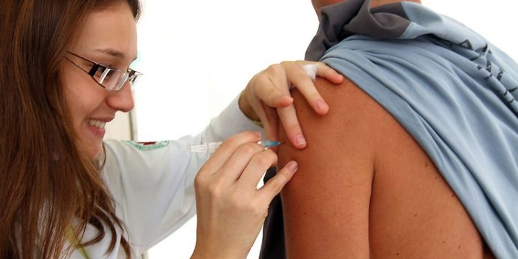 Saúde anuncia novas faixas etárias para vacinas contra Meningite e HPV