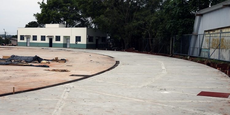 Complexo de Atletismo de Foz do Iguaçu: concretagem da pista deve ser concluída em outubro