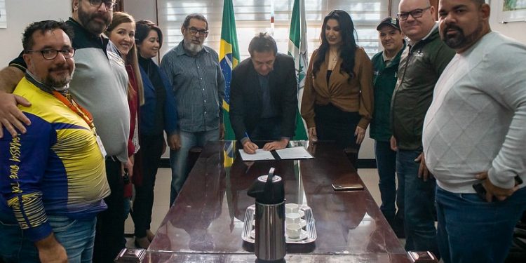 Empresas de turismo precisam contratar guias para acompanhamento em passeios