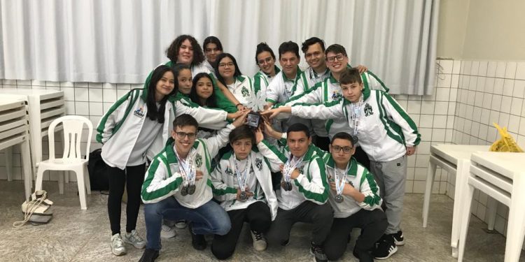 Xadrez de Foz conquista 13 medalhas nos Jogos da Juventude e fica entre as três melhores equipes do Paraná