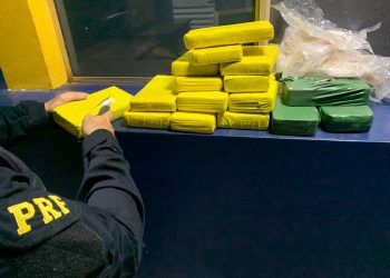 PRF apreende cocaína e crack escondido na lateral de um carro em STI