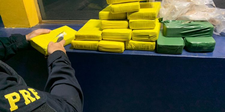 PRF apreende cocaína e crack escondido na lateral de um carro em STI