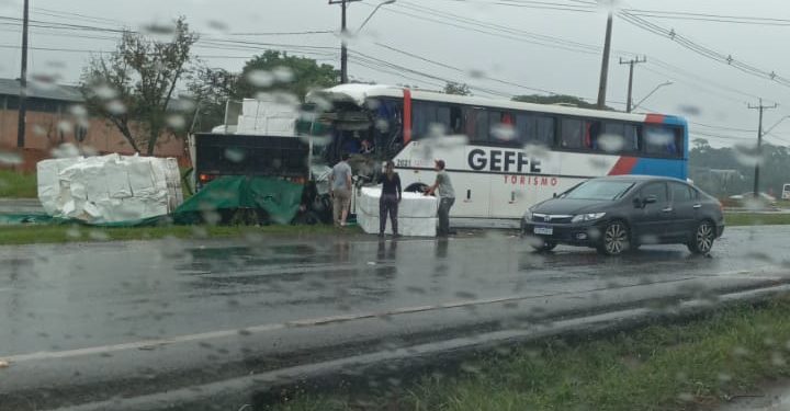 Acidente na BR-277 deixa 10 feridos
