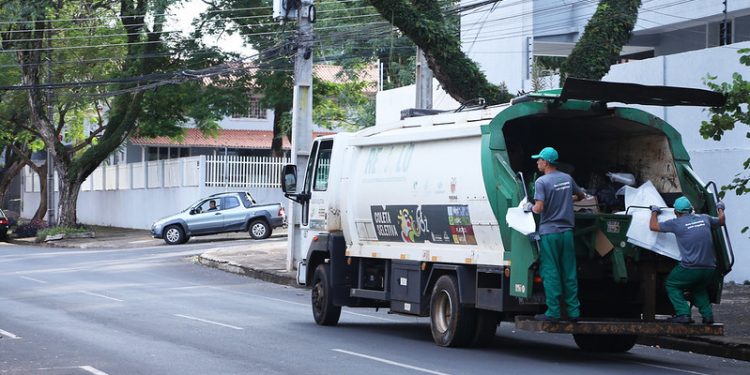 Coleta seletiva para a recolher materiais ferrosos, calhas e entre outros recicláveis volumosos