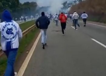 Briga entre torcedores de Palmeiras e Cruzeiro deixam feridos na Rodovia Fernão Dias em MG