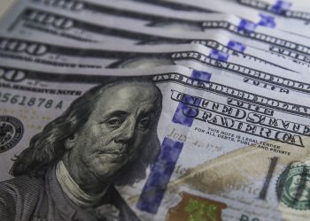 Dólar fecha em R$ 5,23 em dia de disparada global da moeda