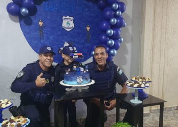 Garoto recebe surpresa de guardas municipais em festa de aniversário