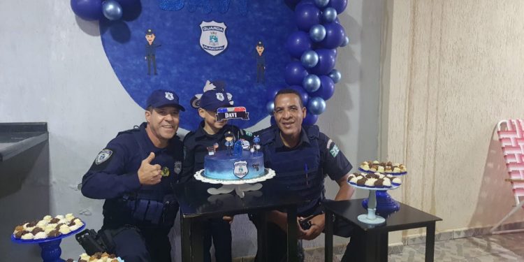 Garoto recebe surpresa de guardas municipais em festa de aniversário