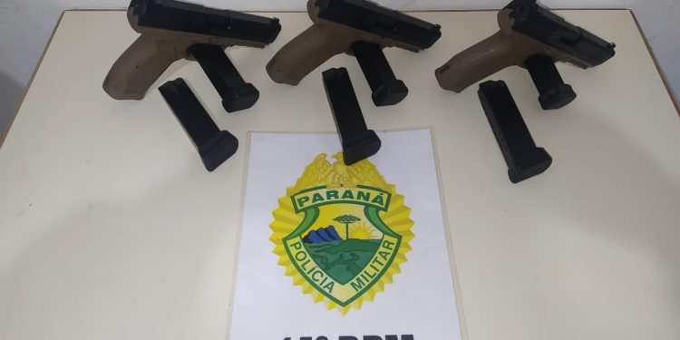 Passageiro de táxi é preso com armas na Avenida José Maria de Brito