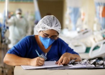 Deputados avaliam decisão que suspendeu piso salarial da enfermagem