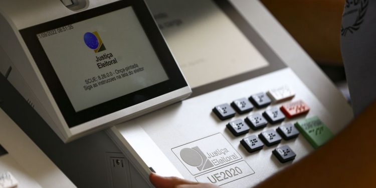 Propaganda eleitoral gratuita, comícios e debates terminam hoje