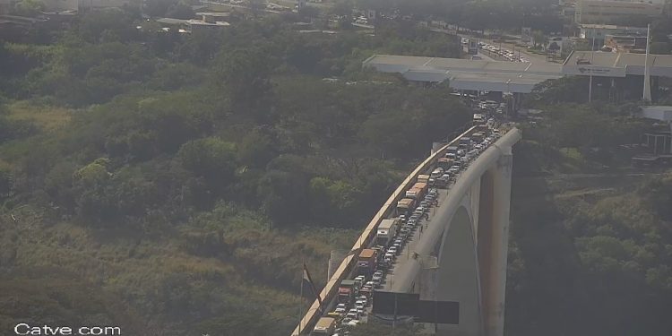 Operação federal congestiona a fronteira entre Foz e CDE