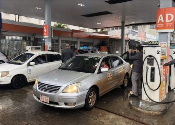 Paraguaios seguem atravessando a fronteira em busca de gasolina mais barata