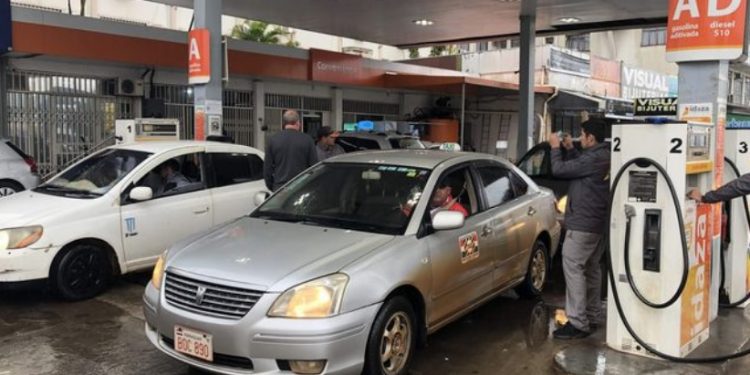 Paraguaios seguem atravessando a fronteira em busca de gasolina mais barata