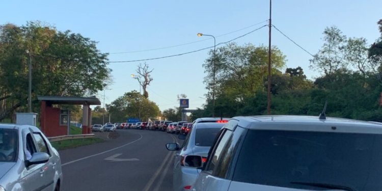 Final de semana foi de longas filas na fronteira com Puerto Iguazú