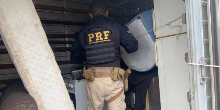 PRF apreende 1,2 tonelada de maconha em meio à mudança