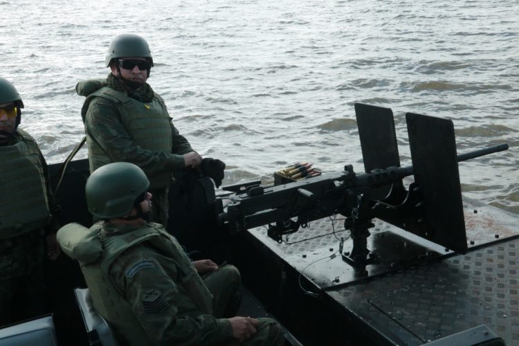 Marinha realiza exercício de patrulhamento no Lago de Itaipu