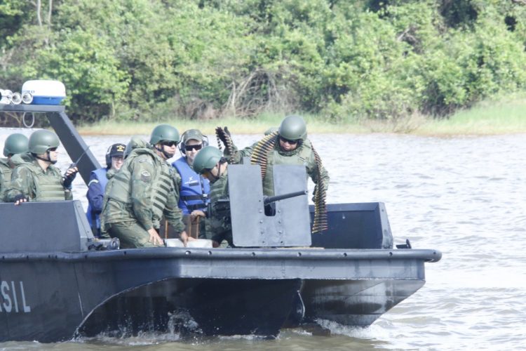 Marinha realiza exercício de patrulhamento no Lago de Itaipu