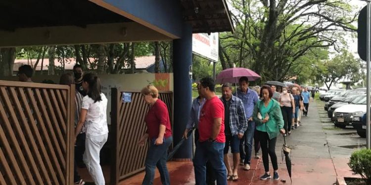 Chuva não espanta eleitores em Foz do Iguaçu