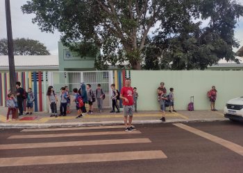 Pais reclamam da falta de ar condicionado na escola Gabriela Mistral