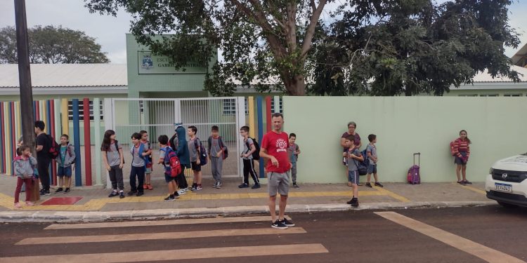 Pais reclamam da falta de ar condicionado na escola Gabriela Mistral