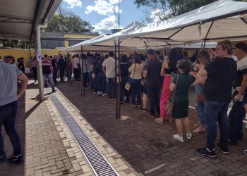 Brasileiros residentes no Paraguai votam no consulado em Cidade do Leste