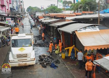 Incêndio atinge 16 camelôs em Cidade do Leste, no Paraguai