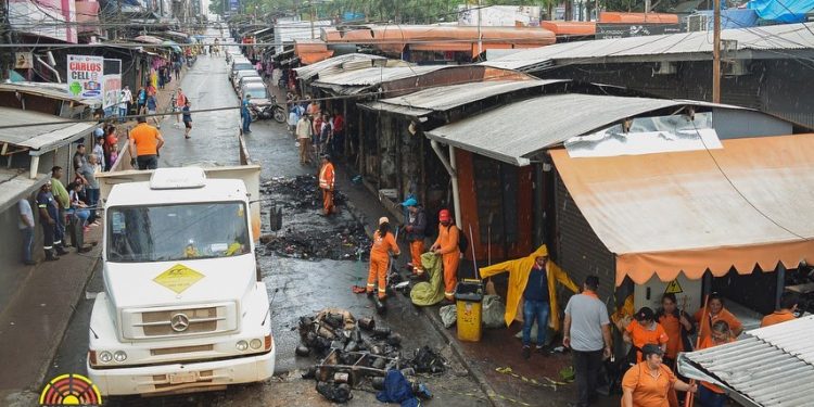 Incêndio atinge 16 camelôs em Cidade do Leste, no Paraguai