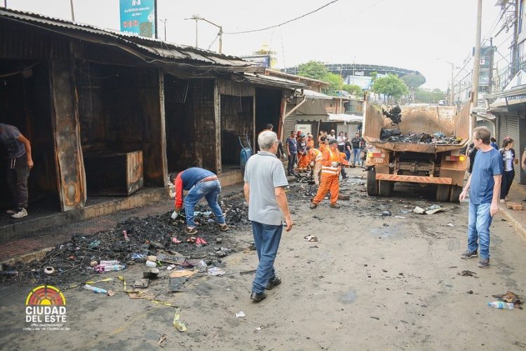Incêndio atinge 16 camelôs em Cidade do Leste, no Paraguai