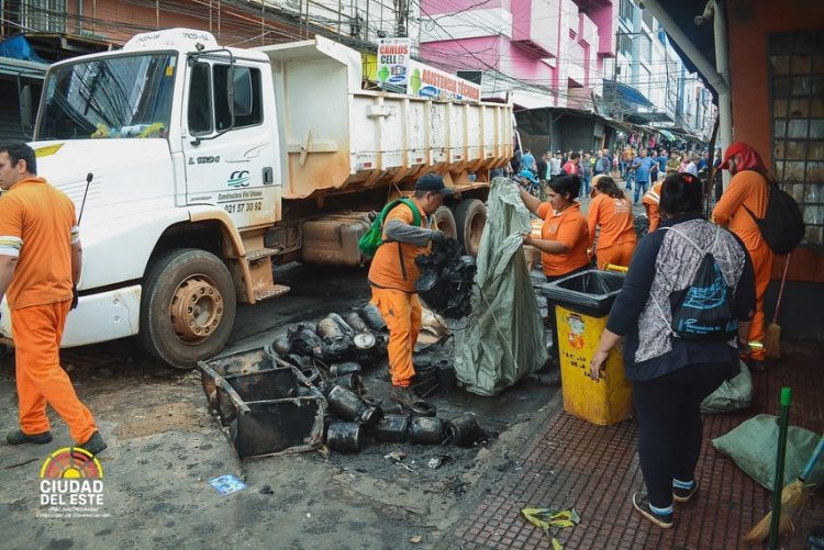 Incêndio atinge 16 camelôs em Cidade do Leste, no Paraguai