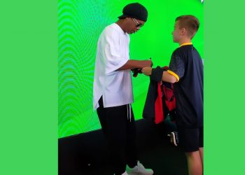 Ronaldinho Gaúcho recebe fãs em Foz do Iguaçu em ação do Max Atacadista