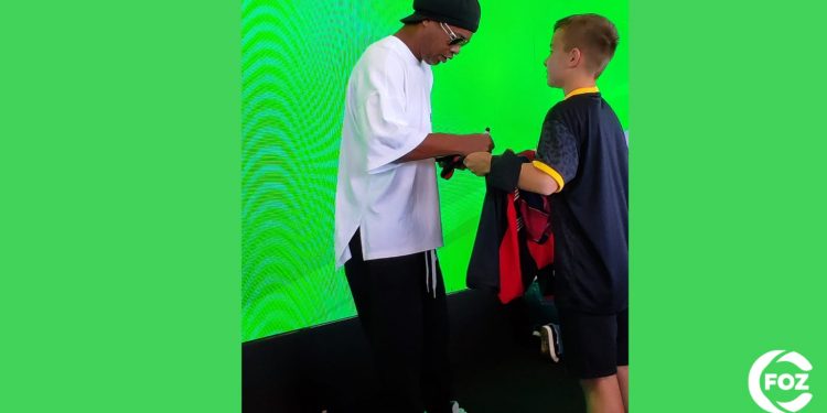 Ronaldinho Gaúcho recebe fãs em Foz do Iguaçu em ação do Max Atacadista