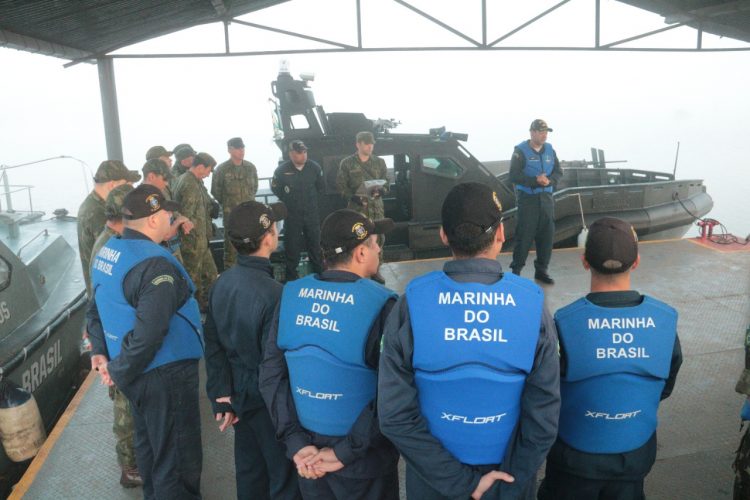 Marinha realiza exercício de patrulhamento no Lago de Itaipu