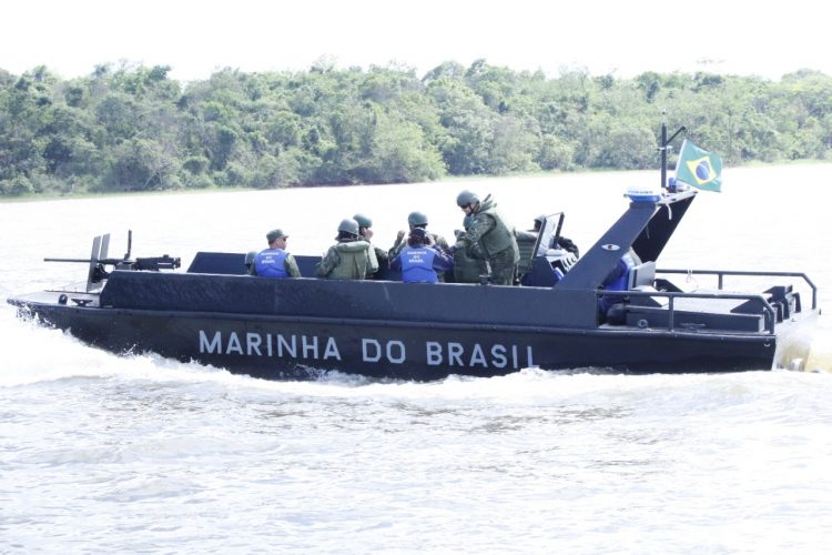 Marinha realiza exercício de patrulhamento no Lago de Itaipu